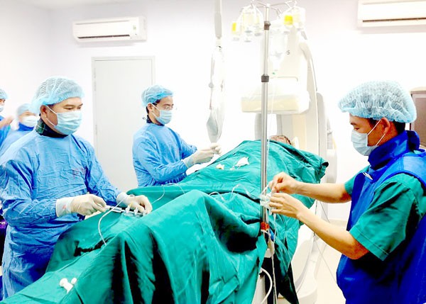 Doctors of a hospital prepare for a surgery (Photo: SGGP)